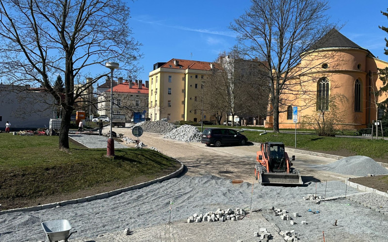 Oprava povrchu komunikací v parku za Mírovým náměstím