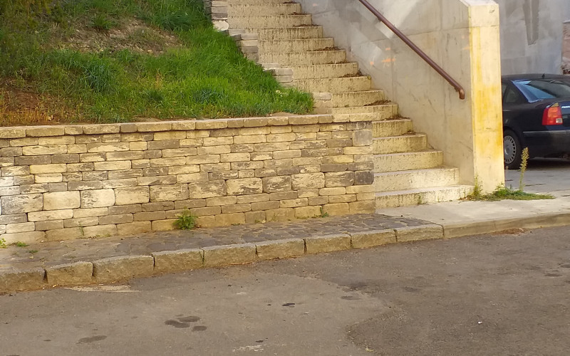 Chrástecká ul. - zajištění havarijního stavu opěrné zdi.