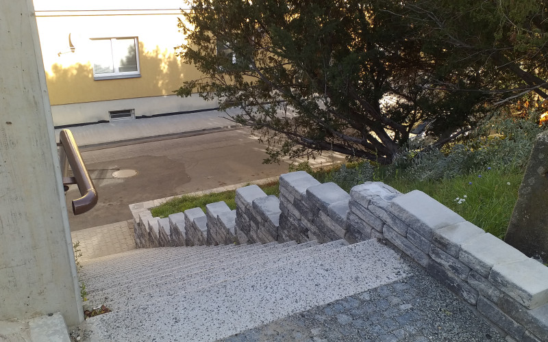 Chrástecká ul. - zajištění havarijního stavu opěrné zdi.