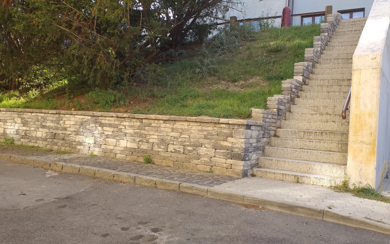 Chrástecká ul. - zajištění havarijního stavu opěrné zdi.